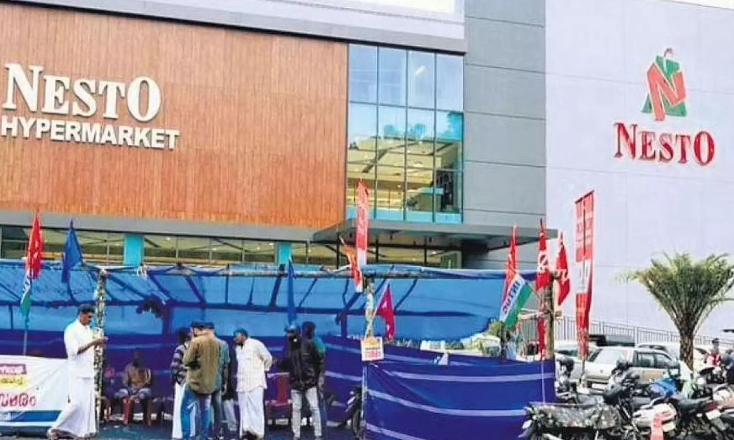വയനാട്ടിലെ നെസ്റ്റോ ഹൈപ്പർ മാർക്കറ്റിന് മുന്നിലെ തൊഴിലാളി സമരം ഒത്തുതീർന്നു