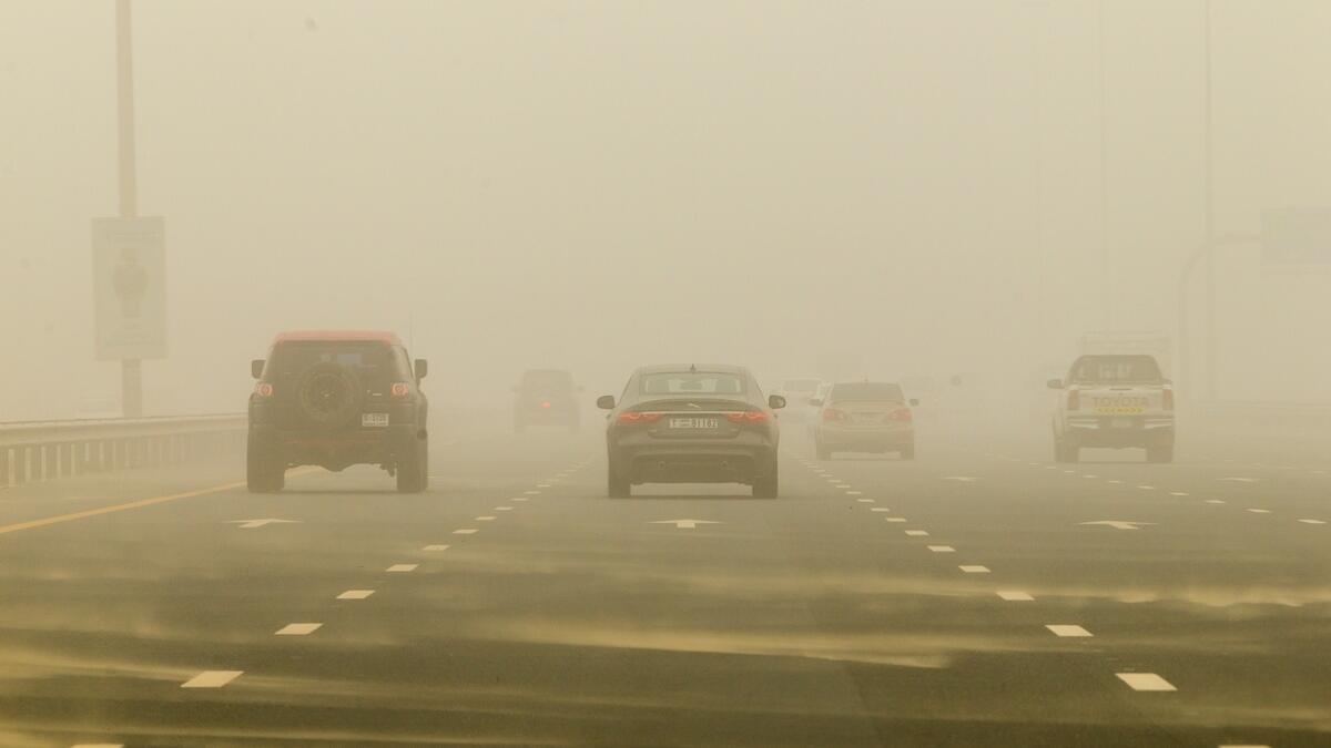 യു.എ.ഇയിൽ ശക്തമായ പൊടിക്കാറ്റ്;  പലയിടത്തും മഴയും ലഭിച്ചു