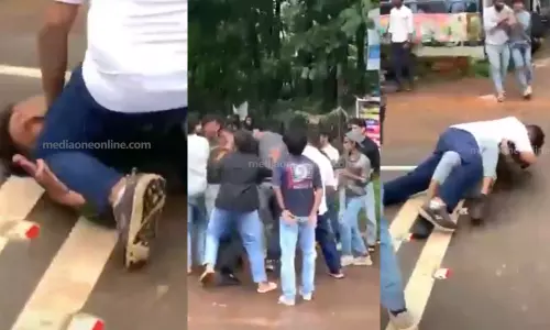 മീന്‍ പിടിച്ചതിന്‍റെ ചിത്രങ്ങള്‍ വാട്‌സാപ്പ് ഗ്രൂപ്പില്‍, പിന്നാലെ വിദ്യാര്‍ഥികളുടെ കൂട്ടത്തല്ല്, പൊലീസ് കേസ്