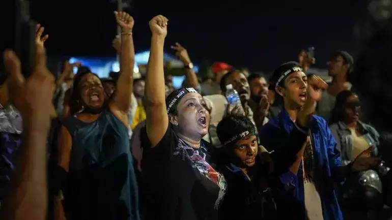 തെരുവു നിറച്ച് പാട്ടും നൃത്തവും; പ്രസിഡന്‍റിന്‍റെ രാജി ആഘോഷിച്ച് ശ്രീലങ്കക്കാര്‍