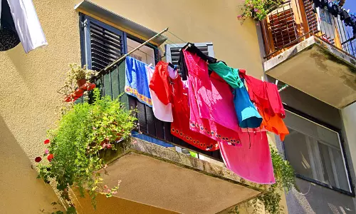 കുവൈത്തിൽ കെട്ടിടങ്ങളുടെ ബാൽക്കണിയിൽ   വസ്ത്രങ്ങൾ ഉണക്കാനിടരുതെന്ന് മുനിസിപ്പാലിറ്റി