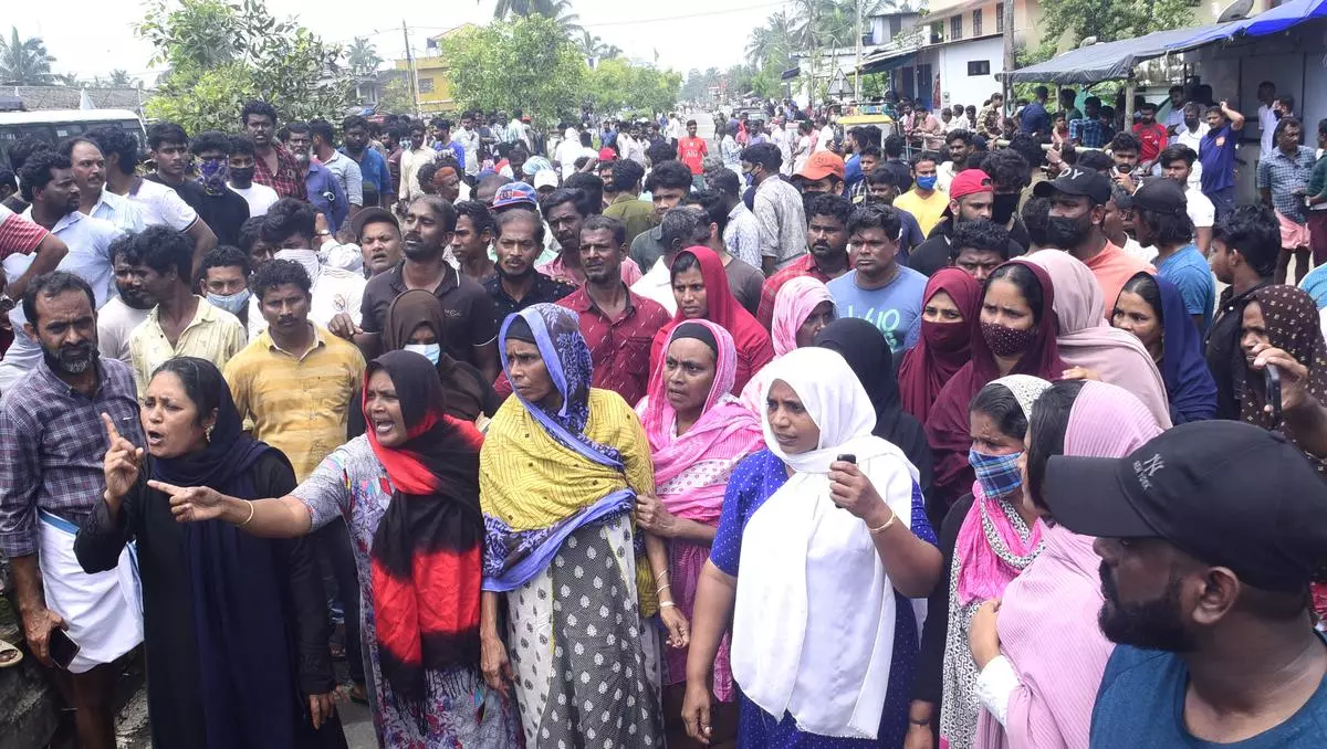 ആവിക്കല്‍ തോട് സമരക്കാര്‍ക്കെതിരെ ഗുണ്ടാനിയമപ്രകാരം കേസ്; പ്രതിഷേധം ശക്തം