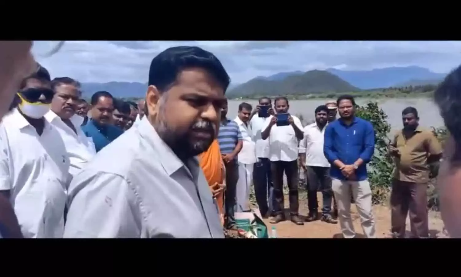 സർക്കാർ പദ്ധതി തുടങ്ങുമ്പോൾ ഹൈന്ദവ ആചാരപ്രകാരം പൂജ; തടഞ്ഞ് ഡിഎംകെ എം.പി സർക്കാർ പദ്ധതി തുടങ്ങുമ്പോൾ ഹൈന്ദവ ആചാരപ്രകാരം പൂജ; തടഞ്ഞ് ഡിഎംകെ എം.പി