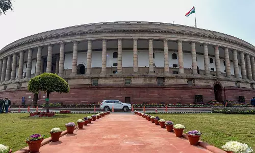 പാർലമെന്റിൽ പ്ലക്കാർഡുകൾ ഉയർത്തി പ്രതിഷേധിക്കരുത്; വാക്കുവിലക്കിന് പുറമെ പുതിയ വിലക്ക്