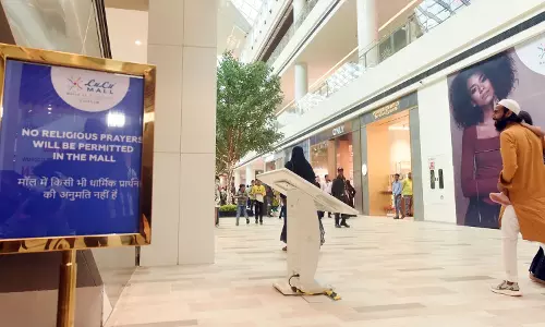 ഇവിടെ പ്രാർത്ഥന അനുവദനീയമല്ല; ബോർഡു വച്ച് ലഖ്‌നൗ ലുലു മാൾ