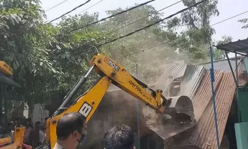 2.67 ലക്ഷത്തിന്‍റെ ഫർണിച്ചർ ഷോപ്പിങ്; ബില്ലടയ്ക്കാൻ ആവശ്യപ്പെട്ടതിന് വ്യാപാരിയുടെ വീട് പൊളിച്ച് ഉദ്യോഗസ്ഥന്റെ പകവീട്ടൽ