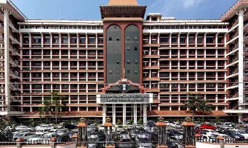 ആറ് മാസം പ്രായമായ കുഞ്ഞിനെ പുറത്തെടുക്കണം; പതിനഞ്ചുകാരിയുടെ ഹരജിയിൽ ഹൈക്കോടതി