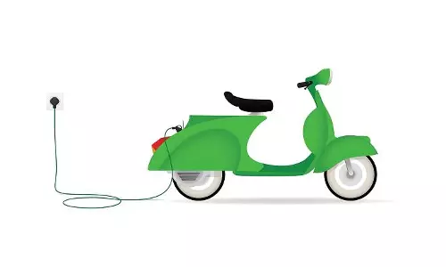 പെട്രോൾ വില കൂടിയത് ഗുണമായി; ഈ വർഷം ഇതുവരെ ഇവി ഇരുചക്ര വിപണിയിൽ വൻ കുതിപ്പ്‌