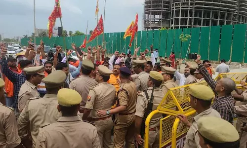 ലഖ്‌നൗ ലുലു മാളിനുമുന്നിൽ ഹനുമാൻ ചാലീസ ചൊല്ലാൻ ശ്രമം; ഹിന്ദുത്വ സംഘടനകളുടെ പ്രതിഷേധം തുടരുന്നു