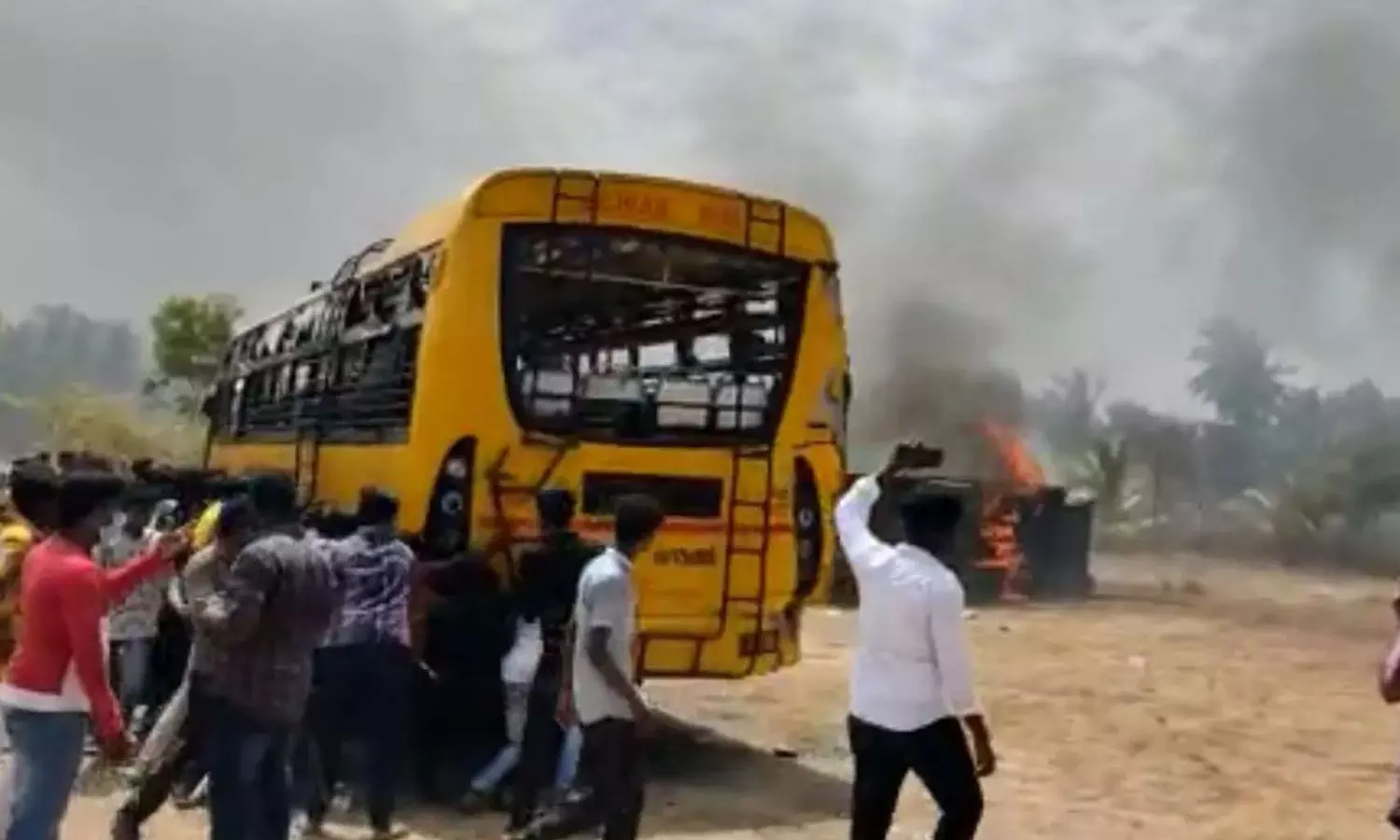 കള്ളക്കുറിച്ചിയിലെ പ്ലസ് ടു വിദ്യാർഥിയുടെ മരണം: മൂന്ന് പേർ അറസ്റ്റിൽ കള്ളക്കുറിച്ചിയിലെ പ്ലസ് ടു വിദ്യാർഥിയുടെ മരണം: മൂന്ന് പേർ അറസ്റ്റിൽ