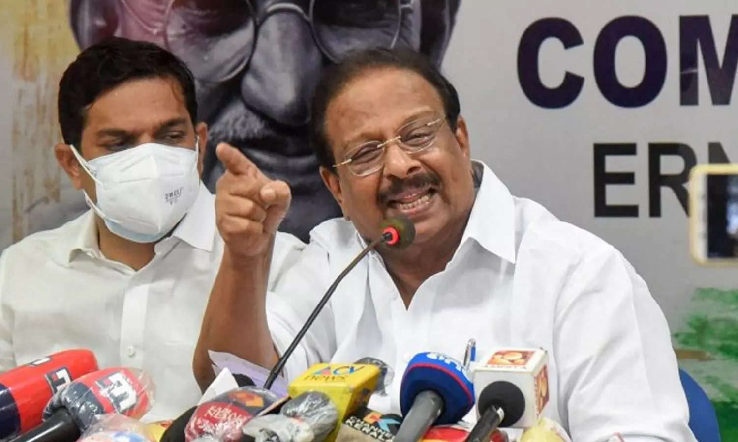 അതുതന്നെയല്ലേ അയാളുടെ മുഖം; എം.എം മണിക്കെതിരായ വംശീയാധിക്ഷേപത്തെ പിന്തുണച്ച് കെ. സുധാകരൻ അതുതന്നെയല്ലേ അയാളുടെ മുഖം; എം.എം മണിക്കെതിരായ വംശീയാധിക്ഷേപത്തെ പിന്തുണച്ച് കെ. സുധാകരൻ