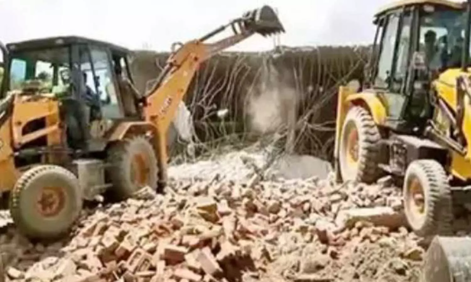 ഉച്ചഭാഷിണിയിൽ നമസ്കാരം നടത്തുന്നതായി പരാതി; യു.പിയിൽ മദ്രസാകെട്ടിടം പൊളിച്ചുനീക്കി ഉച്ചഭാഷിണിയിൽ നമസ്കാരം നടത്തുന്നതായി പരാതി; യു.പിയിൽ മദ്രസാകെട്ടിടം പൊളിച്ചുനീക്കി