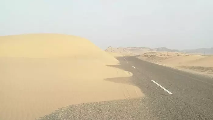 വാഹനമോടിക്കുന്നവർ റോഡുകളിലെ മണൽത്തിട്ടകൾ  സൂക്ഷിക്കണമെന്ന് ഒമാൻ പൊലീസിന്റെ മുന്നറിയിപ്പ്