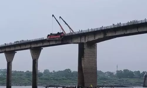 മധ്യപ്രദേശില്‍ ബസ് നര്‍മദ നദിയിലേക്ക് മറിഞ്ഞ് 13 മരണം