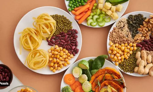 ആര്‍ത്തവസമയത്തെ വയറുവീര്‍ക്കലും വേദനയും‍; കഴിക്കാം ഈ 9 ഭക്ഷണങ്ങള്‍