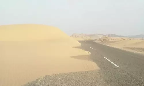 വാഹനമോടിക്കുന്നവർ റോഡുകളിലെ മണൽത്തിട്ടകൾ  സൂക്ഷിക്കണമെന്ന് ഒമാൻ പൊലീസിന്റെ മുന്നറിയിപ്പ്