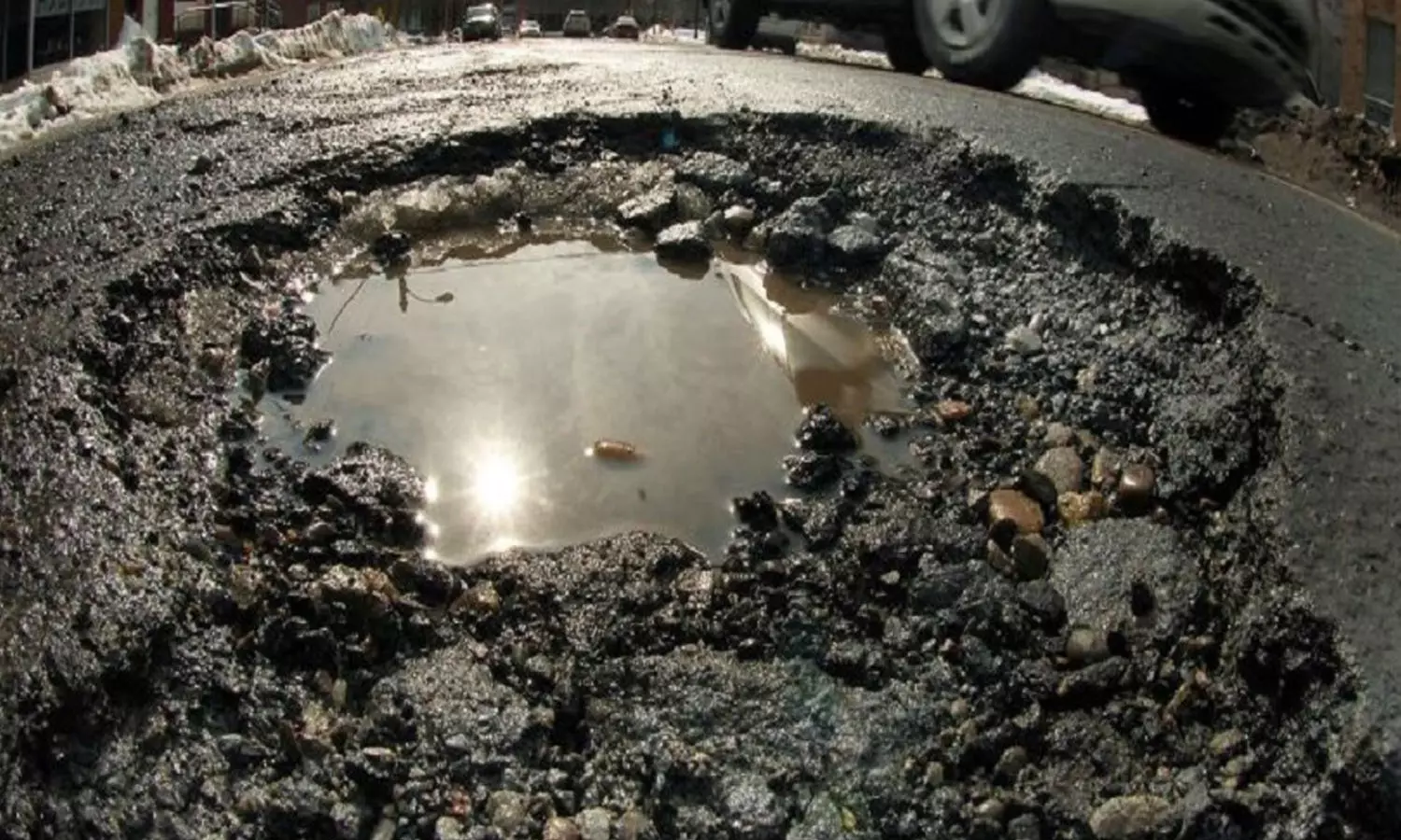 കെ- റോഡ് എന്ന് പേര് മാറ്റണോ? റോഡിലെ കുഴികളിൽ പരിഹാസവുമായി ഹൈക്കോടതി കെ- റോഡ് എന്ന് പേര് മാറ്റണോ? റോഡിലെ കുഴികളിൽ പരിഹാസവുമായി ഹൈക്കോടതി