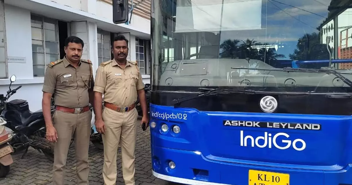 ഇന്ഡിഗോയുടെ ബസ് ട്രാൻസ്പോർട്ട് വിഭാഗം കസ്റ്റഡിയിലെടുത്തു ഇന്ഡിഗോയുടെ ബസ് ട്രാൻസ്പോർട്ട് വിഭാഗം കസ്റ്റഡിയിലെടുത്തു