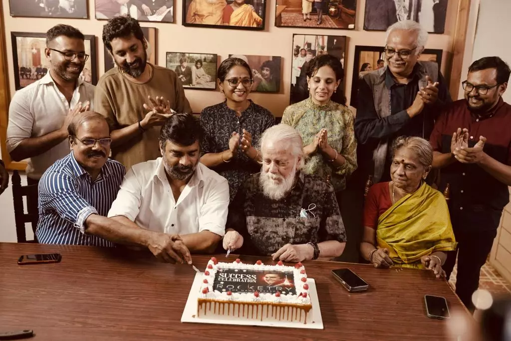 റോക്കട്രിയുടെ വിജയം നമ്പി നാരായണന്‍റെ വീട്ടിൽ ആഘോഷിച്ച് മാധവനും അണിയറ പ്രവ‍ര്‍ത്തകരും