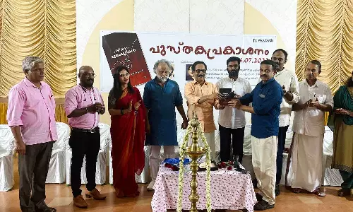 കവി ശ്രീജിത്ത് തൊണ്ടയാട് രചിച്ച ചിരിക്കുന്ന മുഖം മൂടികൾ കവിതാ സമാഹാരം പ്രകാശനം ചെയ്തു