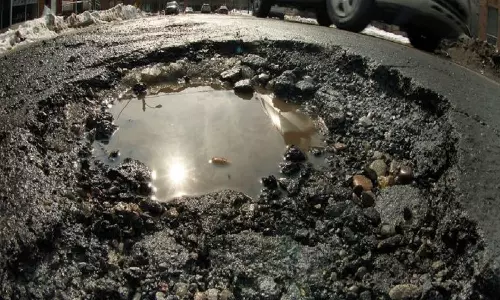 കെ- റോഡ് എന്ന് പേര് മാറ്റണോ? റോഡിലെ കുഴികളിൽ പരിഹാസവുമായി ഹൈക്കോടതി