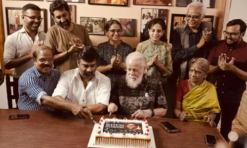 റോക്കട്രിയുടെ വിജയം നമ്പി നാരായണന്റെ വീട്ടിൽ ആഘോഷിച്ച് മാധവനും അണിയറ പ്രവര്ത്തകരും റോക്കട്രിയുടെ വിജയം നമ്പി നാരായണന്റെ വീട്ടിൽ ആഘോഷിച്ച് മാധവനും അണിയറ പ്രവര്ത്തകരും