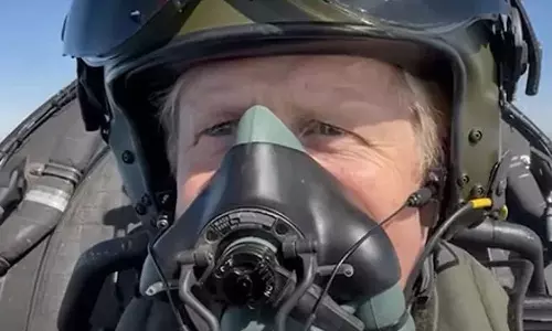 വ്യോമസേനാ വിമാനം പറത്തി ബോറിസ് ജോൺസൺ; വീഡിയോ