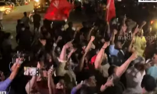 ശബരീനാഥന് മാപ്പില്ല; കോടതി പരിസരത്ത് സിപിഎമ്മിന്റെ പ്രതിഷേധം