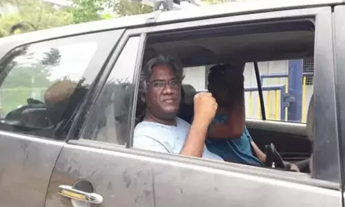 അമിത് ഷായും പൂജ സിംഗലും ഒന്നിച്ചുള്ള ചിത്രം പോസ്റ്റ് ചെയ്ത സംവിധായകന്‍ കസ്റ്റഡിയില്‍