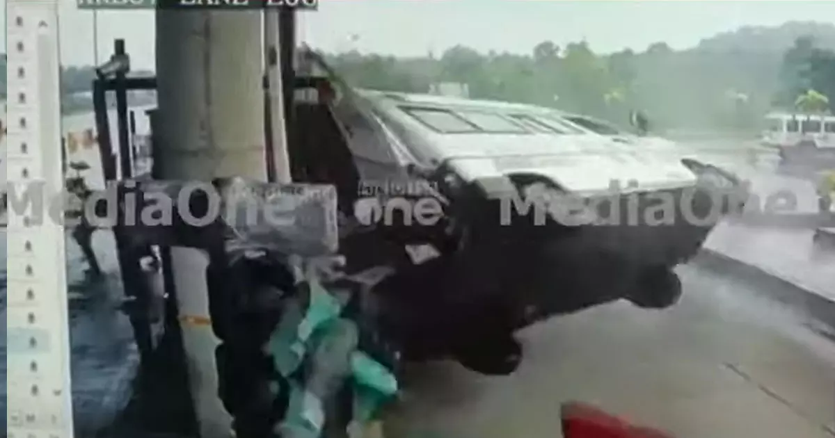 ടോൾപ്ലാസയിലേക്ക് ആംബുലൻസ് പാഞ്ഞുകയറി;  കർണാടകയിൽ മൂന്നുപേർ മരിച്ചു