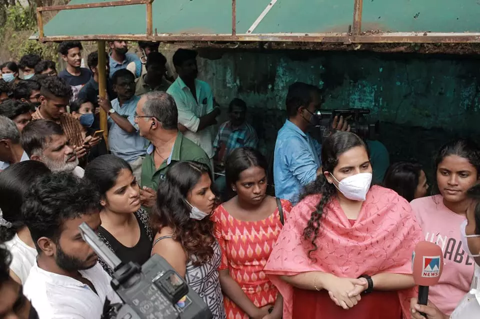 ബെഞ്ച് വെട്ടിപ്പൊളിച്ചത് തെറ്റായ നടപടി; ആ ബസ് കാത്തിരിപ്പു കേന്ദ്രം പൊളിക്കുമെന്ന് മേയര്‍ ആര്യ രാജേന്ദ്രന്‍