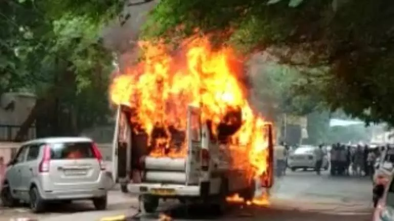 നടുറോഡിൽ സ്‌കൂൾ ബസിന് തീപിടിച്ചു; മൂന്ന് കാറുകളിലേക്കും തീ പടർന്നു- വീഡിയോ