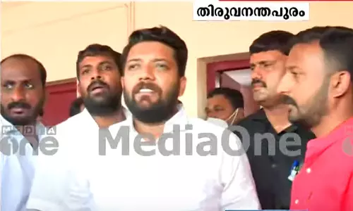 സോണിയ ഗാന്ധിക്കെതിരായ ഇ.ഡി നടപടിയിൽ പ്രതിഷേധം: തിരുവനന്തപുരത്ത് യൂത്ത് കോൺഗ്രസ് ട്രെയിൻ തടഞ്ഞു സോണിയ ഗാന്ധിക്കെതിരായ ഇ.ഡി നടപടിയിൽ പ്രതിഷേധം: തിരുവനന്തപുരത്ത് യൂത്ത് കോൺഗ്രസ് ട്രെയിൻ തടഞ്ഞു