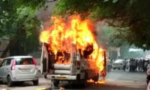നടുറോഡിൽ സ്‌കൂൾ ബസിന് തീപിടിച്ചു; മൂന്ന് കാറുകളിലേക്കും തീ പടർന്നു- വീഡിയോ