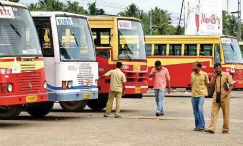 ഉറക്കം ഒഴിച്ച് കെ.എസ്.ആർ.ടി.സി കൺട്രോൾ റൂം; കാണാതായ യുവതിയേയും കുഞ്ഞിനേയും മണിക്കൂറുകൾക്കകം കണ്ടെത്തി ഉറക്കം ഒഴിച്ച് കെ.എസ്.ആർ.ടി.സി കൺട്രോൾ റൂം; കാണാതായ യുവതിയേയും കുഞ്ഞിനേയും മണിക്കൂറുകൾക്കകം കണ്ടെത്തി