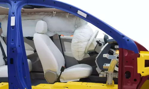 കാറുകൾക്ക് ആറ് എയർ ബാഗുകൾ നിർബന്ധമാക്കാനുള്ള നീക്കം വേഗത്തിലാക്കാൻ കേന്ദ്ര സർക്കാർ