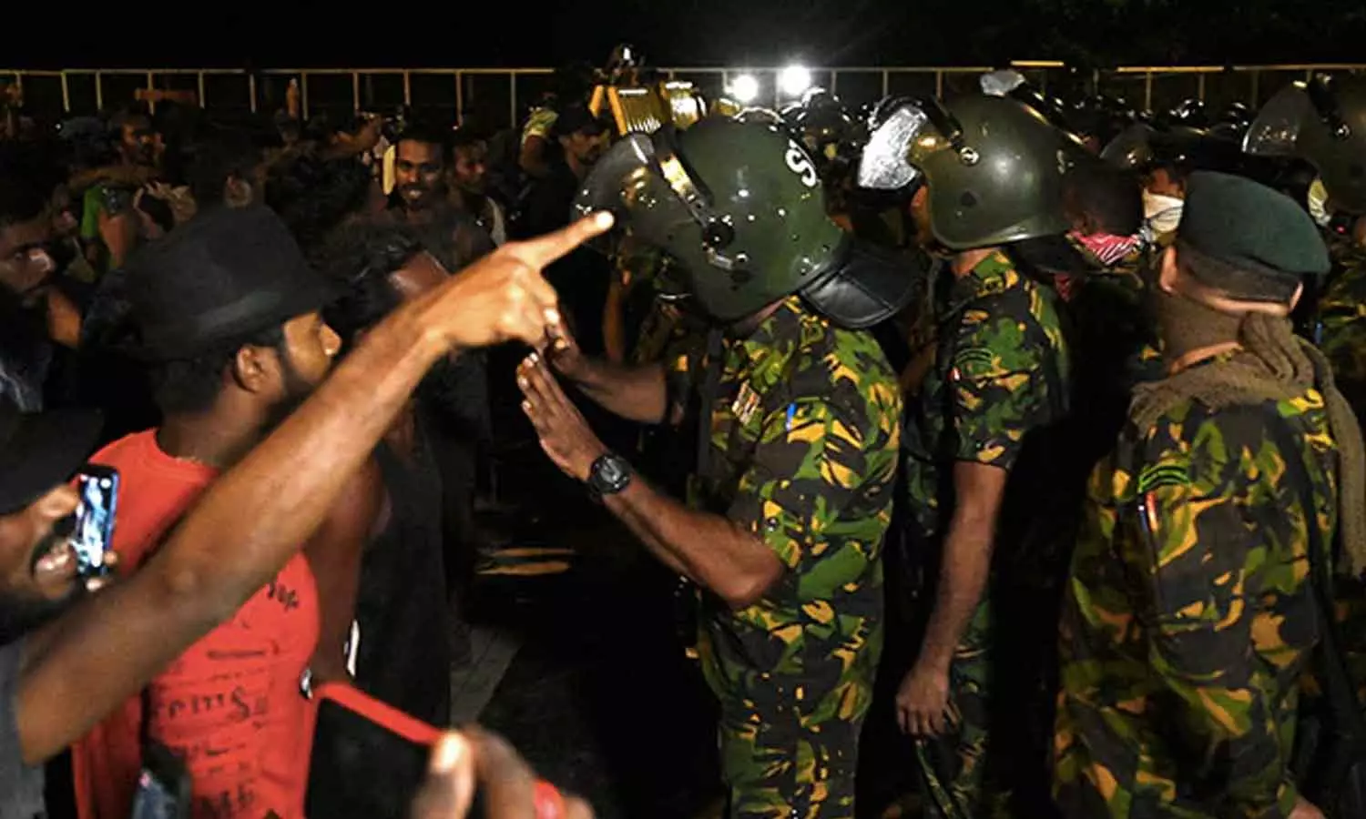പുതിയ പ്രസിഡന്റ് അധികാരമേറ്റതിന് പിന്നാലെ ശ്രീലങ്കയിൽ പ്രതിഷേധക്കാരുടെ ക്യാമ്പിൽ റെയ്ഡ് പുതിയ പ്രസിഡന്റ് അധികാരമേറ്റതിന് പിന്നാലെ ശ്രീലങ്കയിൽ പ്രതിഷേധക്കാരുടെ ക്യാമ്പിൽ റെയ്ഡ്