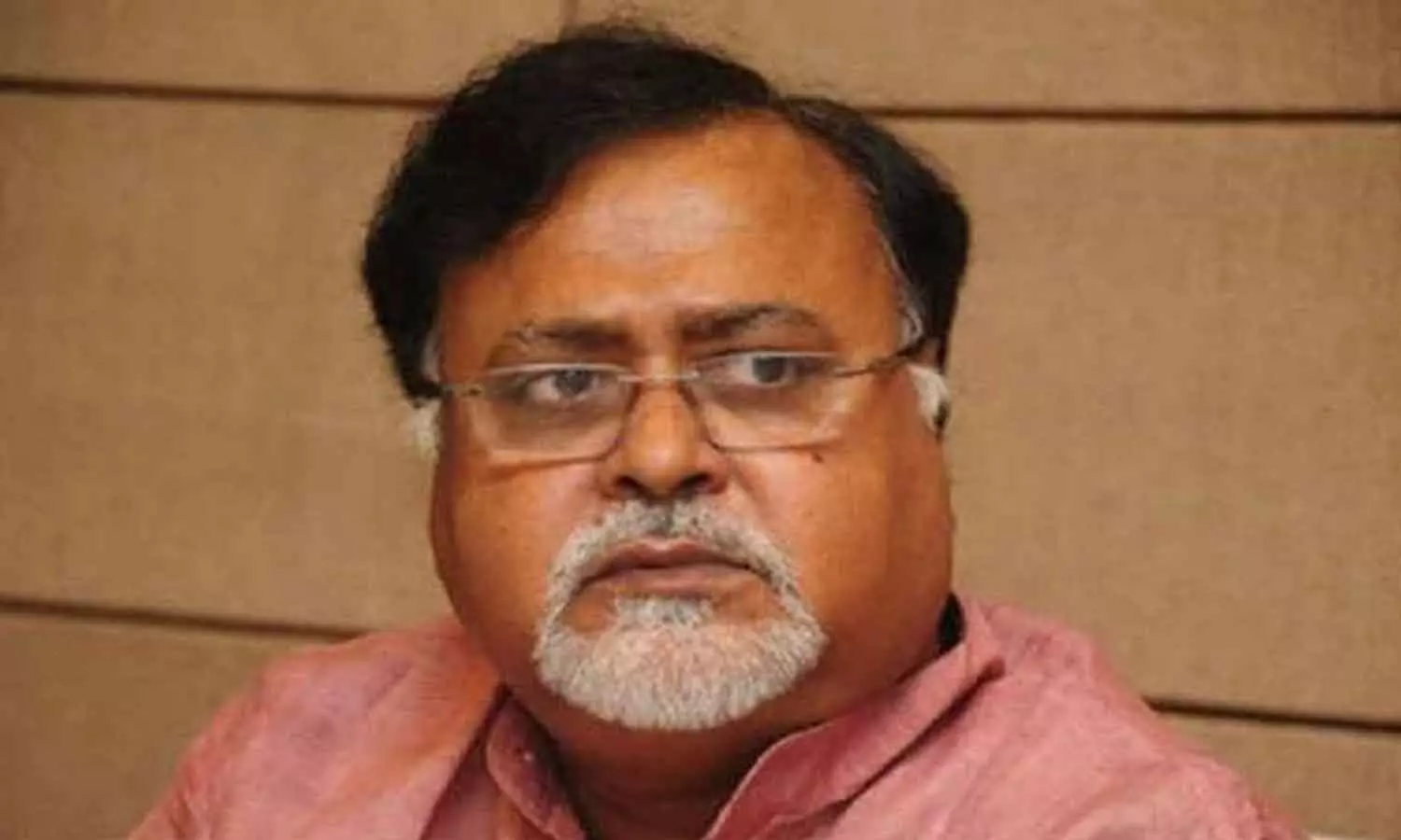 ടിഎംസി നേതാവും പശ്ചിമ ബംഗാൾ മന്ത്രിയുമായ പാർഥ ചാറ്റർജിയുടെ വീട്ടിൽ ഇ.ഡി റെയ്ഡ് ടിഎംസി നേതാവും പശ്ചിമ ബംഗാൾ മന്ത്രിയുമായ പാർഥ ചാറ്റർജിയുടെ വീട്ടിൽ ഇ.ഡി റെയ്ഡ്