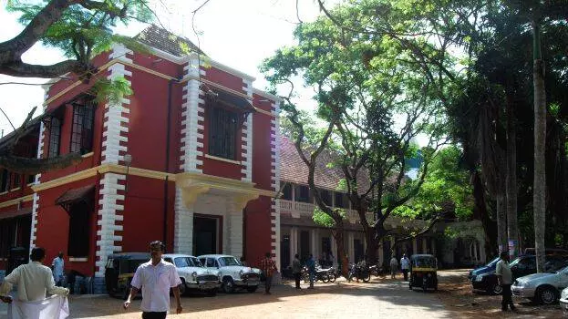 വിചാരണയ്ക്കിടെ ഫോട്ടോ നഷ്ടമായി; വഞ്ചിയൂർ കോടതിയിൽ നാടകീയ സംഭവങ്ങൾ വിചാരണയ്ക്കിടെ ഫോട്ടോ നഷ്ടമായി; വഞ്ചിയൂർ കോടതിയിൽ നാടകീയ സംഭവങ്ങൾ