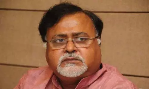 ടിഎംസി നേതാവും പശ്ചിമ ബംഗാൾ മന്ത്രിയുമായ പാർഥ ചാറ്റർജിയുടെ വീട്ടിൽ ഇ.ഡി റെയ്ഡ്