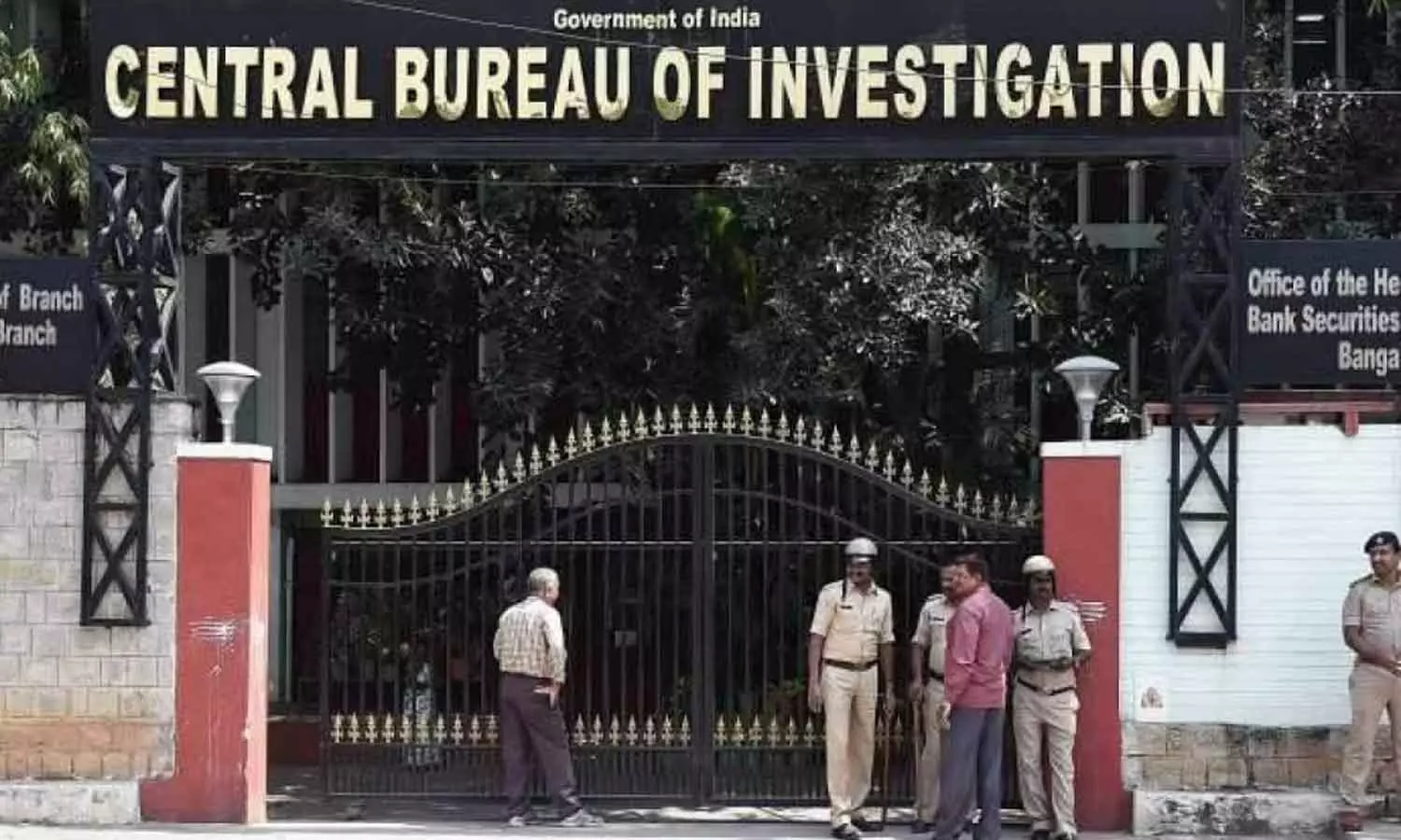 ഡൽഹി സർക്കാറിന്റെ മദ്യനയത്തിനെതിരെ സിബിഐ അന്വേഷണം; എഎപി-ബിജെപി പോര് മുറുകുന്നു ഡൽഹി സർക്കാറിന്റെ മദ്യനയത്തിനെതിരെ സിബിഐ അന്വേഷണം; എഎപി-ബിജെപി പോര് മുറുകുന്നു