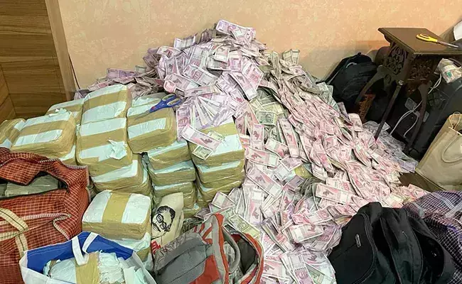 ബംഗാൾ മന്ത്രി പാർഥാ ചാറ്റർജിയുടെ സഹായിയുടെ വീട്ടിൽ ഇ.ഡി റെയ്ഡ്; 20 കോടി രൂപ പിടിച്ചെടുത്തു ബംഗാൾ മന്ത്രി പാർഥാ ചാറ്റർജിയുടെ സഹായിയുടെ വീട്ടിൽ ഇ.ഡി റെയ്ഡ്; 20 കോടി രൂപ പിടിച്ചെടുത്തു