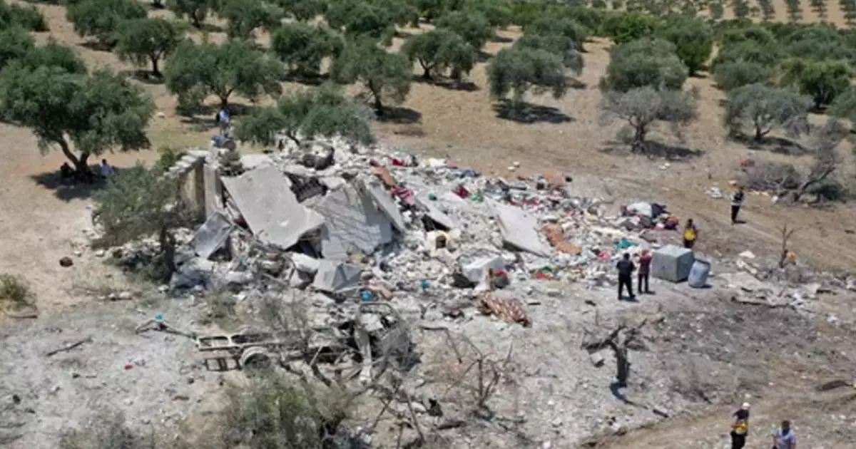 സിറിയയിൽ വീടിന് നേരെ റഷ്യൻ വ്യോമാക്രമണം; അഞ്ച് കുട്ടികളടക്കം ഏഴുപേർ മരിച്ചു സിറിയയിൽ വീടിന് നേരെ റഷ്യൻ വ്യോമാക്രമണം; അഞ്ച് കുട്ടികളടക്കം ഏഴുപേർ മരിച്ചു