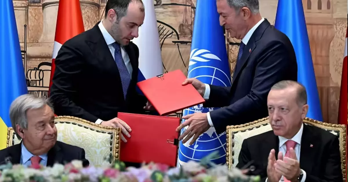 ഭക്ഷ്യ പ്രതിസന്ധിക്ക് പരിഹാരം; യുക്രൈനും റഷ്യയും ചരക്കുനീക്ക കരാറിൽ ഒപ്പുവച്ചു ഭക്ഷ്യ പ്രതിസന്ധിക്ക് പരിഹാരം; യുക്രൈനും റഷ്യയും ചരക്കുനീക്ക കരാറിൽ ഒപ്പുവച്ചു