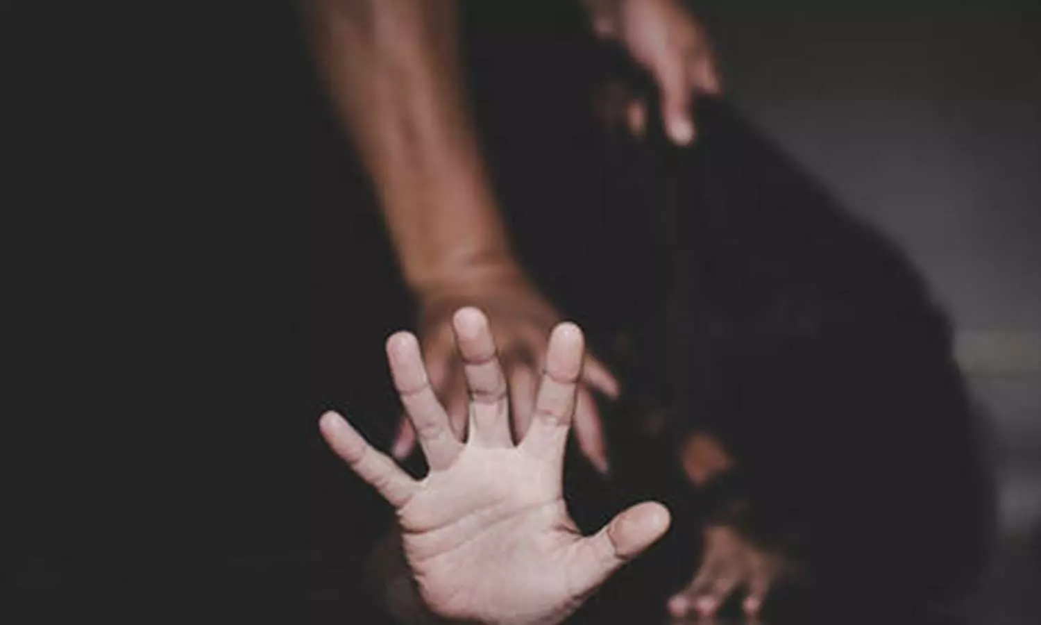 സ്വകാര്യ ഭാഗങ്ങളിൽ ബിയർബോട്ടിൽ കയറ്റി; പീഡനദൃശ്യങ്ങൾ പകർത്തി പെൻഡ്രൈവിലാക്കി സ്വകാര്യ ഭാഗങ്ങളിൽ ബിയർബോട്ടിൽ കയറ്റി; പീഡനദൃശ്യങ്ങൾ പകർത്തി പെൻഡ്രൈവിലാക്കി