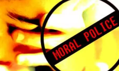 ബസ് സറ്റോപ്പില്‍ ഒരുമിച്ചിരുന്നു; പാലക്കാട് വിദ്യാർഥികൾക്ക് നേരെ സദാചാര ആക്രമണം