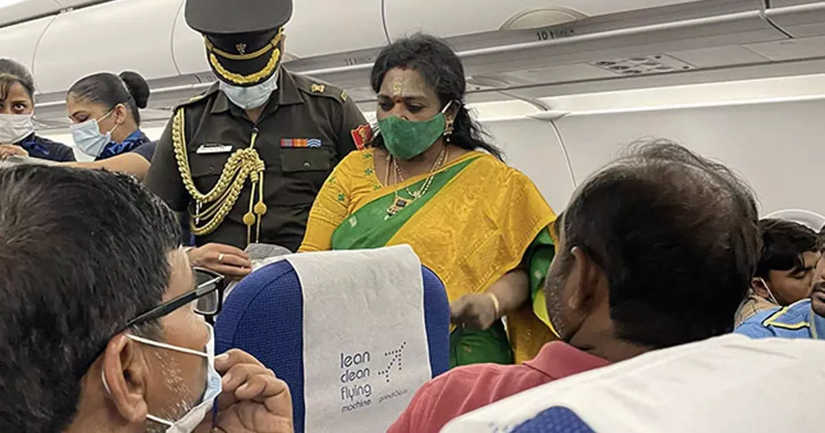 വിമാനത്തില്‍ സഹയാത്രികന് അസുഖം; ഡോക്ടറായി തെലങ്കാന ഗവര്‍ണര്‍