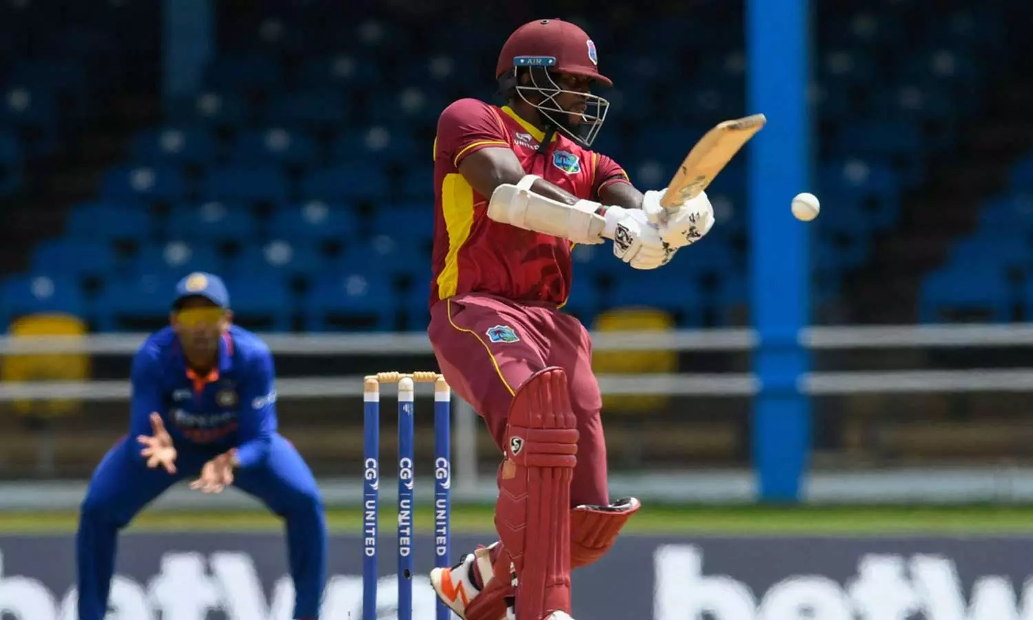 അരങ്ങേറ്റത്തില് അടിവാങ്ങി ആവേശ്; വിൻഡീസിന് മികച്ച തുടക്കം അരങ്ങേറ്റത്തില് അടിവാങ്ങി ആവേശ്; വിൻഡീസിന് മികച്ച തുടക്കം