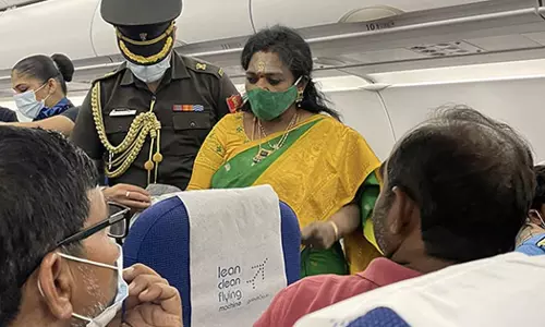 വിമാനത്തില്‍ സഹയാത്രികന് അസുഖം; ഡോക്ടറായി തെലങ്കാന ഗവര്‍ണര്‍