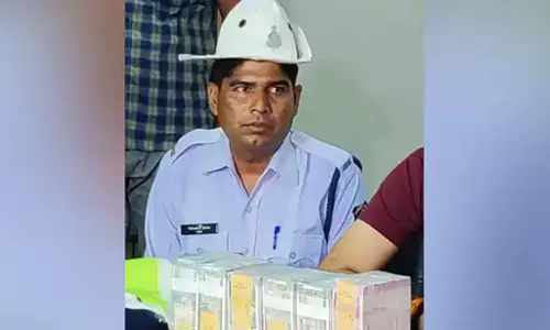 റോഡില്‍ നിന്ന് കിട്ടിയ 45 ലക്ഷം രൂപ സ്റ്റേഷനില്‍ ഏല്‍പ്പിച്ച് ട്രാഫിക് കോണ്‍സ്റ്റബിള്‍